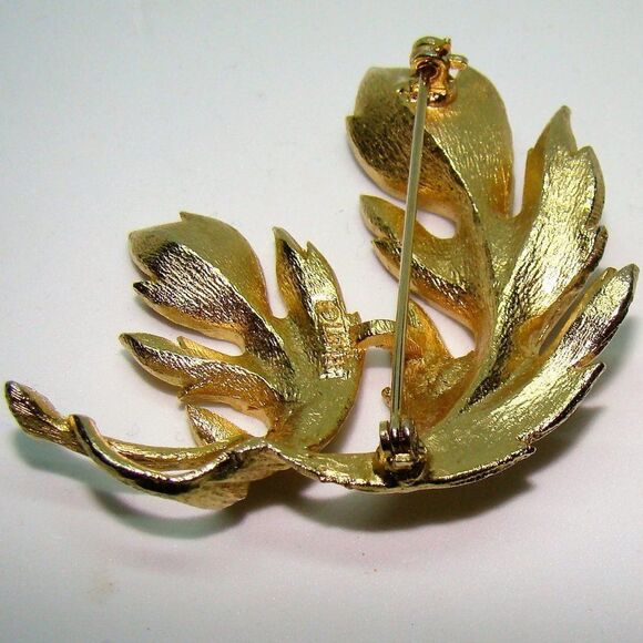 Vintage Gold Tone Leaf Brooch Signed Lisner - Picture 7 of 7